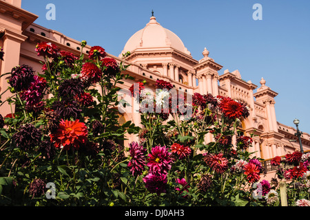 Ahsan Manzil, conosciuto come il Palazzo Rosa, un notevole edificio Indo-Saracenic ed ex residenza del Nawabs. Dacca in Bangladesh Foto Stock