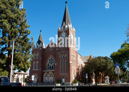 I mattoni rossi costruito St Johns chiesa luterana nella città di Orange, California . Originariamente era dedicata sulla luglio 19, 1914 Foto Stock