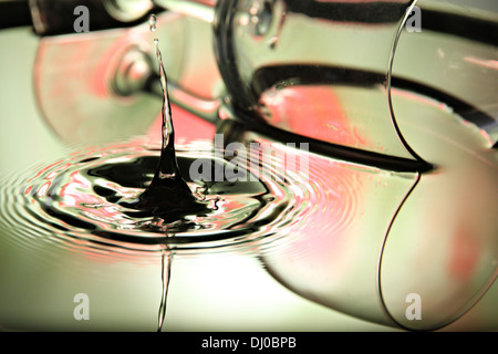 Ingrandimento di foto colorate di gocce di acqua una bella forma su sfondo di vetro. Foto Stock