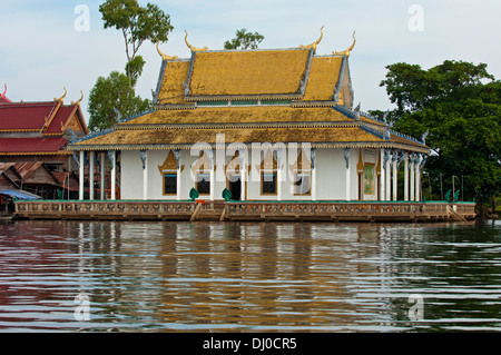 Monastero Buddista presso il lago Tonle Sap, Cambogia Foto Stock