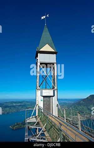 Vista sul Lago di Lucerna (Vierwaldstättersee) dal ponte superiore del sollevamento Hammetschwand sul massiccio del Bürgenstock, Svizzera Foto Stock