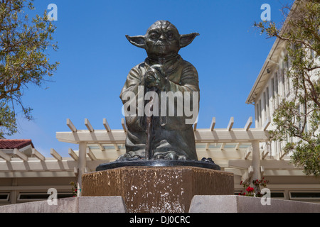 Yoda statua fontana al Letterman Digital Arts Center, (LucasFilm, Ltd.), Presidio, San Francisco, California, Stati Uniti. Foto Stock