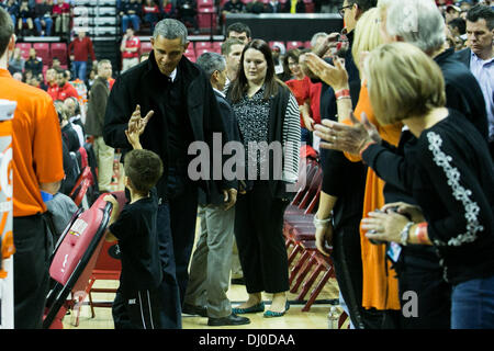 College Park, Maryland, Stati Uniti d'America. 17 Nov, 2013. Il Presidente degli Stati Uniti Barack Obama battendo il cinque un ragazzo come egli arriva a uomini del NCAA basketball match tra Università di Maryland e Oregon State University a Comcast Center in College Park, Maryland, USA, 17 novembre 2013. Obama il cognato Craig Robinson è il capo allenatore della Oregon team di stato. Credito: Drew Angerer / Pool via CNP/dpa/Alamy Live News Foto Stock