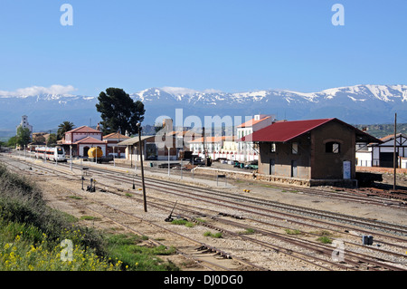 Renfe S-598 distanza media treno in partenza dalla stazione, Guadix, provincia di Granada, Andalusia, Spagna. Foto Stock