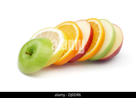 Vari tipi di frutta in fette di cui su sfondo bianco Foto Stock