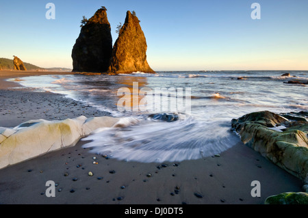 Onde sulla spiaggia vicino al foro della parete nel Parco Nazionale di Olympic, Washington, Stati Uniti d'America Foto Stock