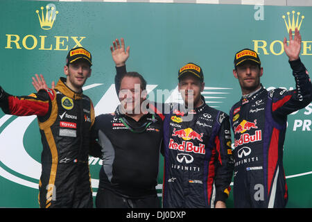 Austin, Texas, Stati Uniti d'America. 17 novembre 2013. top Ci sul podio, 1a Sebastian Vettel (GER) Red Bull Racing, centro. 2a Romain Grosjean (FRA) Lotus F1, a sinistra. 3 Mark Webber (AUS) Red Bull Racing, destra. - La Formula1 nel Campionato del Mondo 2013 - Round 18 Stati Uniti Grand Prix al circuito delle Americhe, STATI UNITI D'AMERICA, Texas, Austin - Domenica 17 Novembre 2013 © dpa picture alliance/Alamy Live News Foto Stock