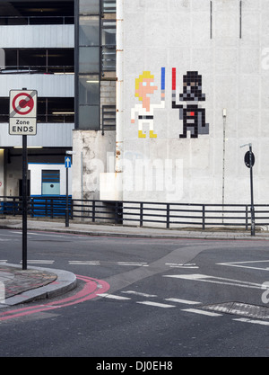 Star Wars themed la street art utilizzando tessere mosaico dell'artista invasore a Londra Foto Stock