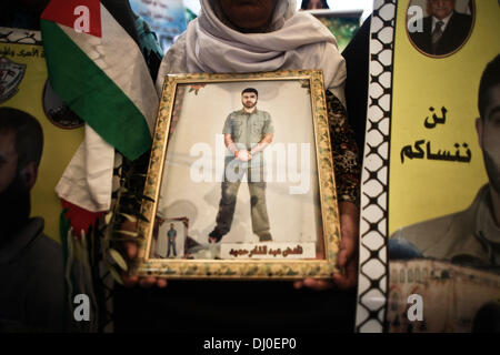 La striscia di Gaza, Territori palestinesi. Xviii Nov, 2013. Una donna Palestinese detiene un'immagine del suo figlio imprigionato durante una settimana di rally di solidarietà con i prigionieri nelle carceri israeliane alla Croce Rossa internazionale di Gaza, il 18 novembre 2013.Foto: Ahmed Deeb/NurPhoto © Ahmed Deeb/NurPhoto/ZUMAPRESS.com/Alamy Live News Foto Stock