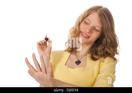 Donna bionda portando rosso smalto per unghie sulle unghie Foto Stock