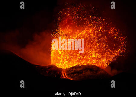 Magnifica eruzione del vulcano Etna. Colate di lava ed esplosioni tengono svegli tutti i siciliani. Credito: Wead/Alamy Live News Foto Stock