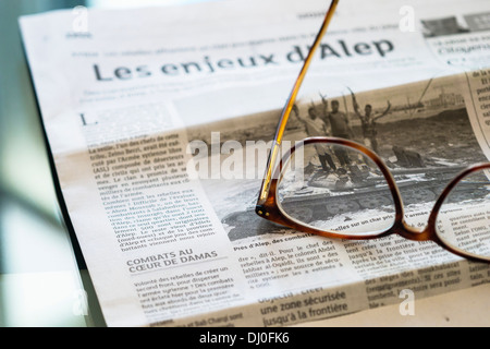 Occhiali da vista sul quotidiano francese Foto Stock