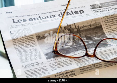 Occhiali da vista sul quotidiano francese Foto Stock