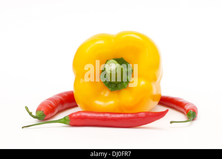 Peperone giallo con tre peperoncino rosso su sfondo bianco Foto Stock