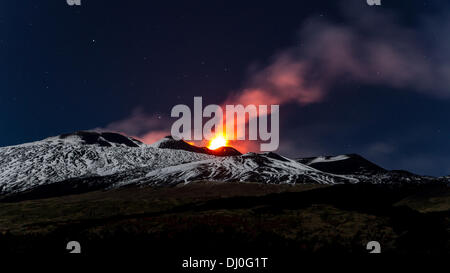 Magnifica eruzione del vulcano Etna. Colate di lava ed esplosioni tengono svegli tutti i siciliani. Credito: Wead/Alamy Live News Foto Stock