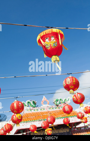 Red nuovo anno cinese lanterne contro il cielo blu Foto Stock