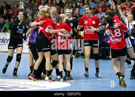 Nordhausen, Germania. 17 Nov, 2013. I giocatori del Thueringer HC allegria dopo aver vinto la Champions League match di gruppo contro Hypo Niederoesterreich (34-25) in Nordhausen, Germania, 17 novembre 2013. La squadra di pallamano è al di sotto della parte superiore 8 in Europa per la prima volta nella storia del club. Foto: MARIO GENTZEL/dpa - nessun filo servizio/dpa/Alamy Live News Foto Stock