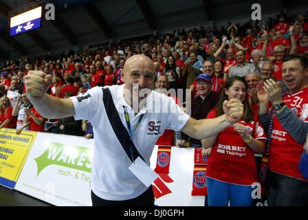 Nordhausen, Germania. 17 Nov, 2013. Head Coach della Thueringer HC Herbert Mueller cheers dopo che il suo team ha vinto la Champions League match di gruppo contro Hypo Niederoesterreich (34-25) in Nordhausen, Germania, 17 novembre 2013. La squadra di pallamano è al di sotto della parte superiore 8 in Europa per la prima volta nella storia del club. Foto: MARIO GENTZEL/dpa - nessun filo servizio/dpa/Alamy Live News Foto Stock