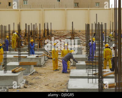 Dispensa - un'Amnesty International handout foto datata marzo 2013 mostra dei lavoratori migranti che lavorano in un cantiere edile a Doha, in Qatar. L organizzazione per i diritti umani Amnesty International ha trovato un "livello allarmante di sfruttamento fino al lavoro forzato in Qatar, il paese ospite della Coppa del Mondo nel 2022. In uno studio presentato il 17 novembre 2013, Amnesty International ha denunciato che i diritti dei lavoratori migranti sarebbe "ystematically' violato nel Golfo membro. Foto: Amnesty International HANDOUT / CREDITO / NESSUNA VENDITA Foto Stock