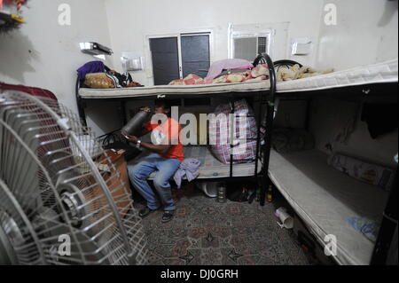 (Correzione - sorgente errato) Dispensa - un'Amnesty International handout foto datata 2012 mostra un lavoratore migrante seduta su di un letto a castello nel suo alloggio in Qatar. L organizzazione per i diritti umani Amnesty International ha trovato un "livello allarmante di sfruttamento fino al lavoro forzato in Qatar, il paese ospite della Coppa del Mondo nel 2022. In uno studio presentato il 17 novembre 2013, Amnesty International ha denunciato che i diritti dei lavoratori migranti sarebbe "ystematically' violato nel Golfo membro. Foto: Amnesty International HANDOUT / CREDITO / NESSUNA VENDITA Foto Stock