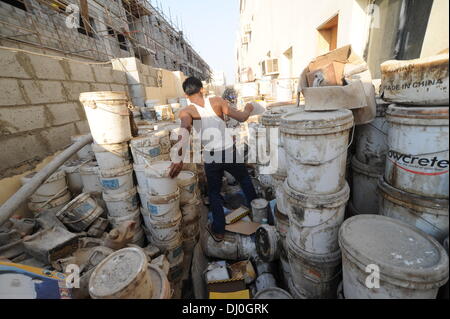 Dispensa - un'Amnesty International handout foto datata ottobre 2012 mostra scarse condizioni all'PCSI lavoratori? La sistemazione del camp nella zona industriale di Doha, in Qatar. La sistemazione era utilizzata per la casa antica vernici e materiali di scarto, che sono state memorizzate a fianco dei lavoratori? Le camere da letto e la cucina. Vecchia costruzione materiali disseminato di aree esterne e i corridoi. Scartati i cavi elettrici e ciò che sembrava essere eventuali fuoriuscite di olio sono stati lasciati nei corridoi all'interno dell'alloggio. Le condizioni che Amnesty International osservate sono state potenzialmente molto pericolose per la salute e la sicurezza del Foto Stock