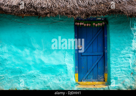 Con il tetto di paglia casa indiana in legno porta anteriore. Andhra Pradesh, India Foto Stock