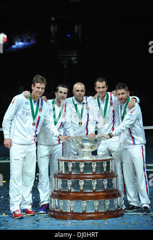 A Belgrado, in Serbia. 17 Nov, 2013. La squadra ceca con Davis Cup Trofeo con Radek STEPANEK: risultati nei e Tomas BERDYCH durante la Coppa Davis finale tra la Serbia e la Repubblica ceca. © Azione Sport Plus/Alamy Live News Foto Stock