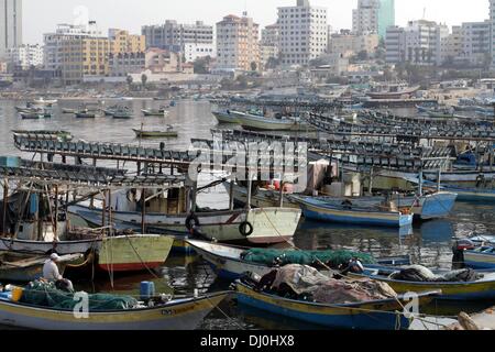 La città di Gaza, Striscia di Gaza, Territori palestinesi . 19 gen 2009. I pescatori palestinesi lavorare sulle proprie imbarcazioni presso il porto di Gaza City il 18 novembre, 2013 © Mohammed Asad/immagini APA/ZUMAPRESS.com/Alamy Live News Foto Stock