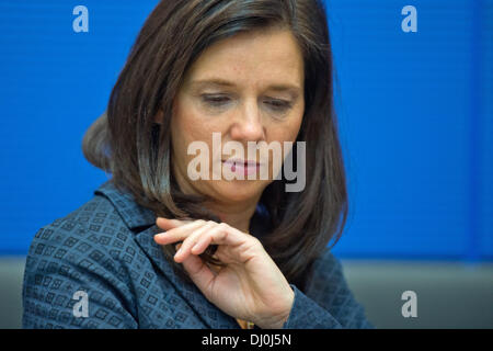 Berlino, Germania. Xviii Nov, 2013. Presidente del partito tedesco Alliance 90/Verdi Katrin Goering-Eckardt arriva per la frazione di partito riuniti a Berlino, Germania, 18 novembre 2013. Foto: MAURIZIO GAMBARINI/dpa/Alamy Live News Foto Stock