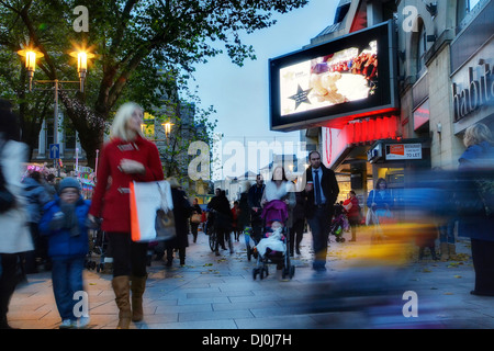 People shopping in inverno a Cardiff City Centre, ( il Hayes ), Wales, Regno Unito. Foto Stock