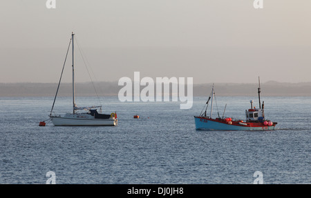 Peschereccio passando yacht ormeggiati on Solent Isle of Wight Hampshire Inghilterra Foto Stock