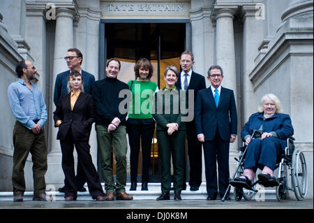 Londra, Regno Unito. 18 Novembre, 2013. *AttN: immagini disponibili solo per fini di critica, la revisione e il reporting di notizie in merito della mostra* Turner Prize Nominee Paolo nobile, artista Georgina Starr, architetto Peter St John, architetto Adam Caruso, artista Nicole Wermers, Penelope Curtis, Direttore Tate Britain, Nicholas Serota, direttore Tate, Signore Browne Presidente Tate e Gillian Ayres posano per una foto di gruppo nella parte anteriore del Tate Britain. La nuova Tate Britain riapre al pubblico di domani. Credito: Piero Cruciatti/Alamy Live News Foto Stock