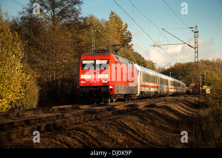 BR101 101 051-1 der DB mit IC1129 (Kiel-Passau) auf der Rollbahn (KBS385 Wanne Eikel-Hamburg KM112 2) bei Osnabrück (nov. 2013) Foto Stock