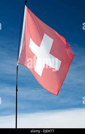 Bandiera della Svizzera contro il cielo blu Foto Stock