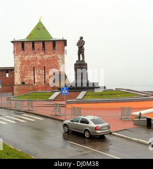 Monumento a Valery Chkalov e torre del Cremlino, Nizhny Novgorod, Russia Foto Stock