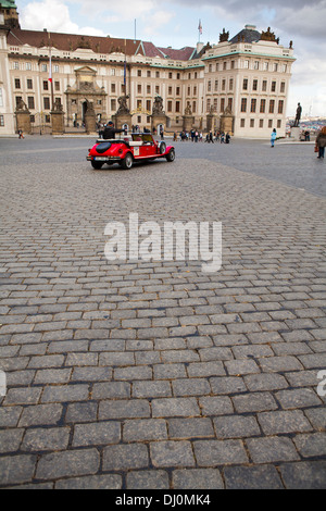 Auto d'epoca, all'ingresso del castello di Praga Foto Stock