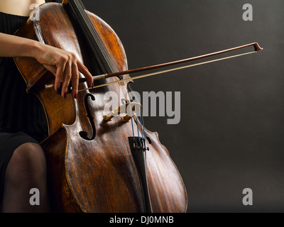 Foto di un irriconoscibile musicista femmina giocando un violoncello. Foto Stock