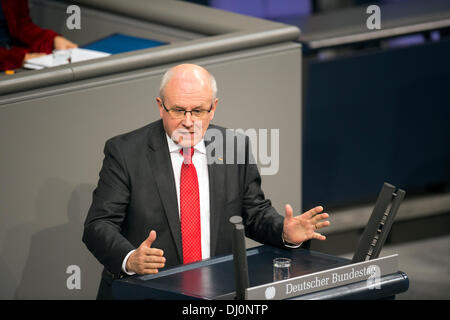 Berlino, Germania. 18 novembre 2013. Dichiarazione nel BundesTag dal Cancelliere tedesco Angela Merkel circa il vertice Ue di "Partenariato Orientale", il terzo Eastern Partnership Summit a Vilnius il 28 novembre e il 29 2013. Volker Kauder(CDU). Goncalo Silva/Alamy Live News. Foto Stock