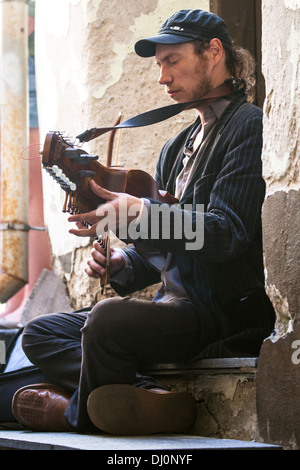 Giovane uomo giocando una nyckelharpa letteralmente calettato fiddle è un tradizionale Tallinn Estonia Foto Stock