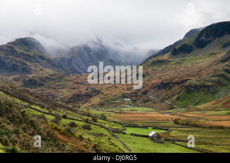 Vista di Nant Ffrancon valle a Cwm Idwal e Glyderau coperte di bassa cloud in montagne di Snowdonia North Wales UK Gran Bretagna Foto Stock