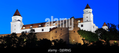 Castello di Bratislava di notte, Bratislava, Slovacchia Foto Stock