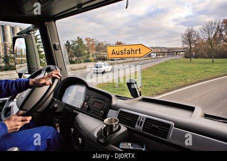 Driver vista dalla cabina di pilotaggio di un camion su strada Foto Stock