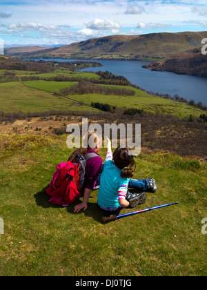 Due ragazze sulla cima di una collina che guarda il Ullswater da Gowbarrow Park nel Parco nazionale del Lake District Cumbria Inghilterra England Regno Unito Foto Stock