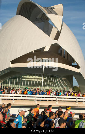 Valencia, Spagna. 17 novembre 2013. Gli atleti in esecuzione di fronte al Palau de les Arts Reina Sofia di Valencia, Opera, Città delle Arti e delle Scienze. © Salva Garrigues/Alamy Live News Foto Stock