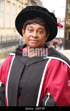 La baronessa Lawrence di Clarendon riceve la laurea honoris causa dalla Sheffield Hallam University, Sheffield South Yorkshire, Regno Unito. Foto Stock