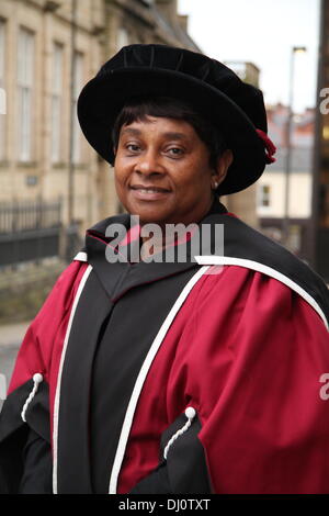 La baronessa Lawrence di Clarendon riceve la laurea honoris causa dalla Sheffield Hallam University, Sheffield South Yorkshire, Regno Unito. Foto Stock