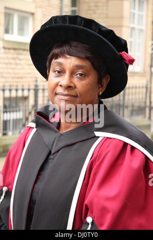 La baronessa Lawrence di Clarendon riceve la laurea honoris causa dalla Sheffield Hallam University, Sheffield South Yorkshire, Regno Unito. Foto Stock