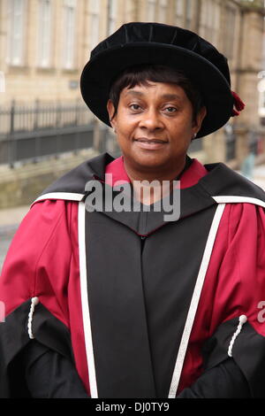 La baronessa Lawrence di Clarendon riceve la laurea honoris causa dalla Sheffield Hallam University, Sheffield South Yorkshire, Regno Unito. Foto Stock