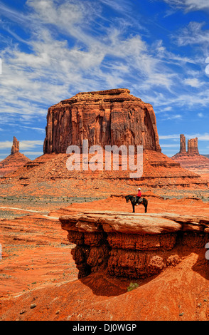 Indiano Navajo a John Ford Point nella Monument Valley, Utah, Stati Uniti d'America Foto Stock