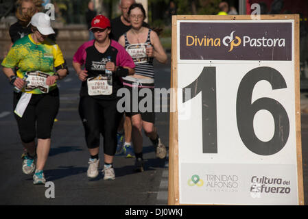 Valencia, Spagna. 17 novembre 2013. 33 partecipanti Divina Pastora Valencia Maratona © Salva Garrigues/Alamy Live News Foto Stock